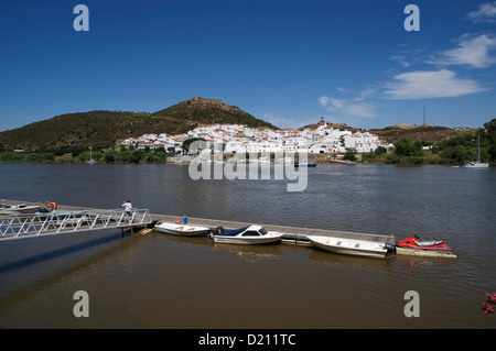 Vista sul Rio fiume Guadiana da Alcoutim verso Sanlucr sul lato spagnolo, Algarve, Portogallo, Europa Foto Stock