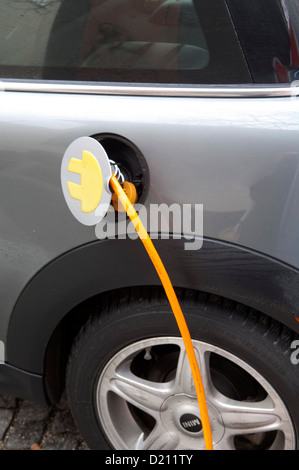 Nuovo elettrico mini durante la ricarica Foto Stock