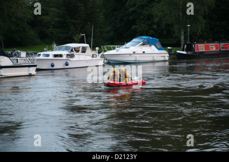 Il fiume Tamigi inondazioni Abingdon Oxfordshire Luglio 2007, un incendio la barca di salvataggio che frequentano le barche a filamento. Foto Stock