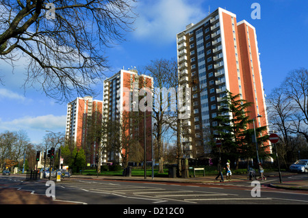 Torre residenziale blocchi (Kemsley, Bredgar e Malling in ordine dalla parte anteriore a quella posteriore) a Lewisham High Street. Foto Stock