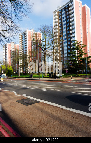 Torre residenziale blocchi (Kemsley, Bredgar e Malling in ordine dalla parte anteriore a quella posteriore) a Lewisham High Street. Foto Stock