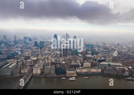La vista dalla Shard, Londra, Regno Unito. 10.01.2013 immagine mostra la vista dalla Shard sulla 72a piano che si affacciava sul grigio dello skyline di misty sopra la città di Londra, Inghilterra, Regno Unito. Credito: Jeff Gilbert / Alamy Live News Foto Stock
