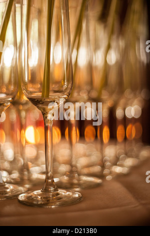 Flute da Champagne bicchieri sul tavolo al ricevimento di nozze, England, Regno Unito Foto Stock