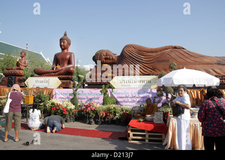 La gente prega a un santuario durante un merito speciale rendendo cerimonia al campo reale nel nuovo anno di mattina , Bangkok , Thailandia Foto Stock