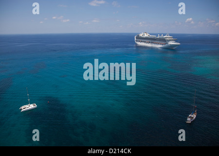 Vista aerea di barche a vela e la nave da crociera Crown Princess (Princess Cruises), George Town, Grand Cayman, Isole Cayman, Isole dei Caraibi Foto Stock