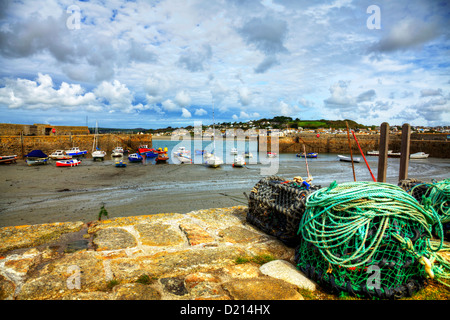 St Michael's Mount, Cornwall, guardando fuori del porto porto verso Mounts Bay passato barche da pesca e Marazion Foto Stock