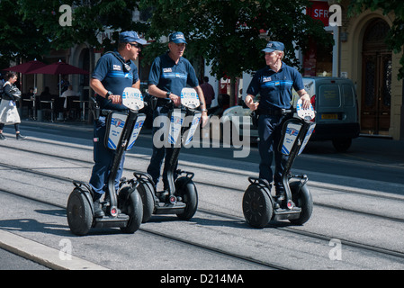 Tre francesi ufficiali della polizia pattuglia su Segway personal i trasportatori a Nizza sulla Costa Azzurra Foto Stock