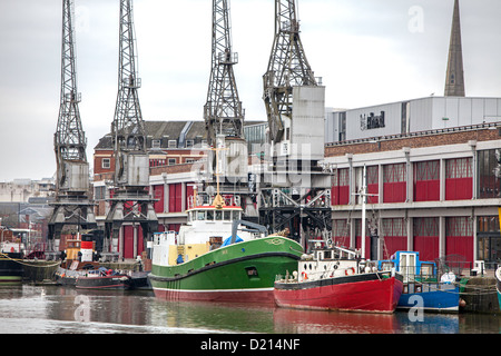 Barche ormeggiate al Prince's Wharf nel porto di Bristol, città di Bristol, Inghilterra, Regno Unito Foto Stock