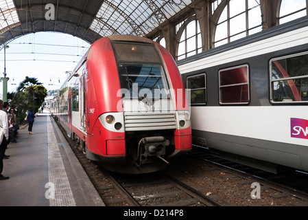 Treno SNCF tira nella stazione Nice Ville Stazione Ferroviaria sulla Costa Azzurra Foto Stock