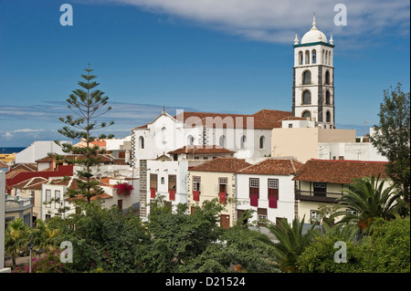 La chiesa Iglesia de Santa Ana sotto il cielo velato, Garachico, Tenerife, Isole Canarie, Spagna, Europa Foto Stock