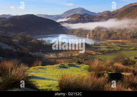 Paesaggio di Snowdonia vista panoramica lungo Nantgwynant a Llyn Gwynant lago con nebbia mattutina in montagna di Snowdonia National Park Galles Regno Unito Gran Bretagna Foto Stock