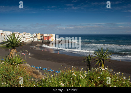 Vista della gente sulla spiaggia di Puerto de la Cruz, Tenerife, Isole Canarie, Spagna, Europa Foto Stock