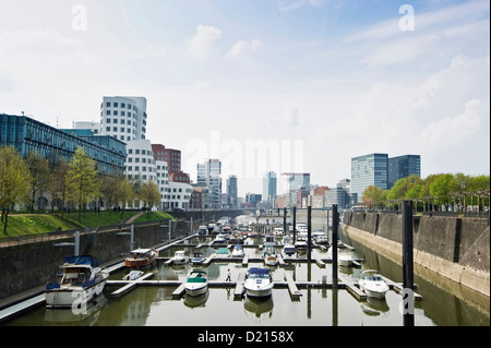 Media Harbour e edifici progettati da Frank Gehry, Duesseldorf, nella Renania settentrionale-Vestfalia, Germania, Europa Foto Stock