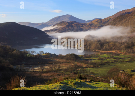 Vista panoramica lungo Nant Gwynant valle a Llyn Gwynant lago con nebbia nelle montagne del Parco Nazionale di Snowdonia, Nantgwynant, il Galles del Nord, Regno Unito, Gran Bretagna Foto Stock