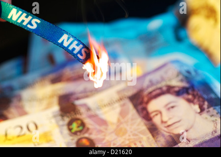NHS blue ribbon essendo impostato acceso e la Masterizzazione con un giallo brillante fiamma con venti libbre in background Foto Stock