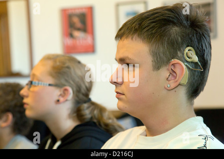 Poznan, Polonia, ragazzo con un impianto cocleare Foto Stock