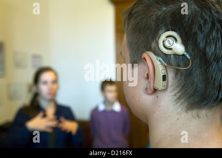 Poznan, Polonia, ragazzo con un impianto cocleare Foto Stock