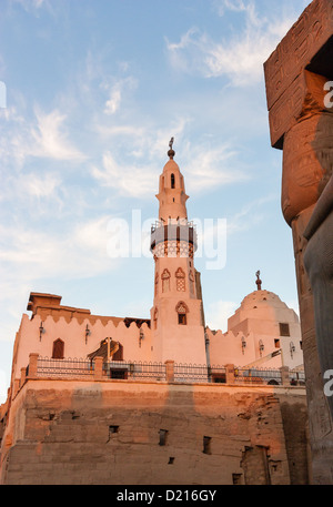 Una moschea all'interno del tempio di Luxor rosso illuminato dal sole al tramonto Foto Stock