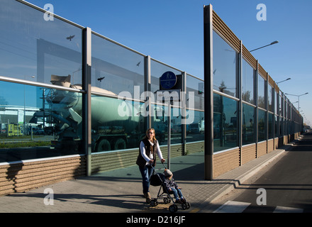 Poznan, Polonia, su un Laermschutzwand innerstaedtischen autostrada Foto Stock