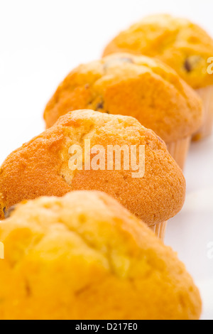 Close up di un muffin biscotti con scaglie di cioccolato su sfondo bianco Foto Stock