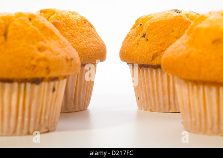 Close up di un muffin biscotti con scaglie di cioccolato su sfondo bianco Foto Stock