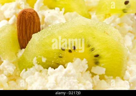 Home formaggio di latte con frutta su sfondo bianco Foto Stock