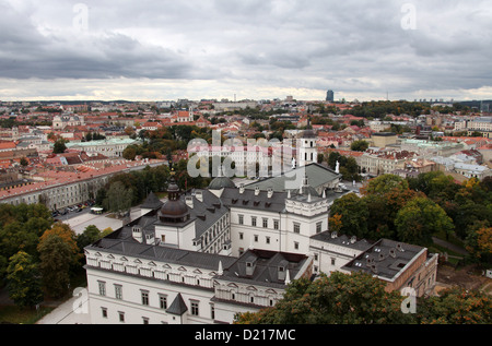 Vista della Città Vecchia di Vilnius da Torre Gediminas guardando in giù sul Palazzo dei Granduchi Foto Stock