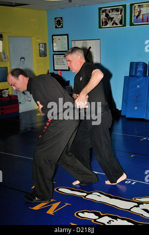 Hapkido cintura nera combattenti praticare la loro arte in una scuola di arti marziali. Foto Stock