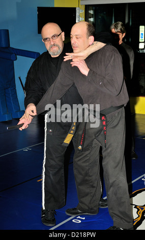 Hapkido cintura nera combattenti praticare la loro arte in una scuola di arti marziali. Foto Stock