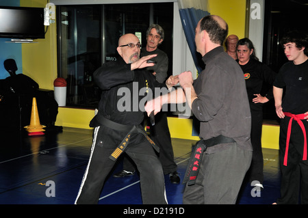 Hapkido cintura nera combattenti praticare la loro arte in una scuola di arti marziali. Foto Stock