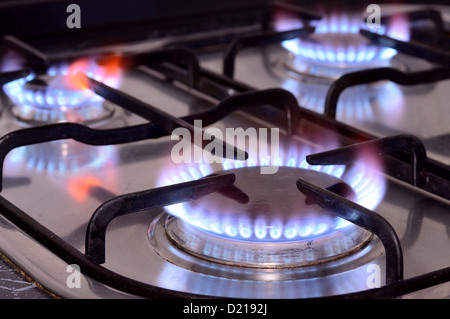 Closeup colpo di fuoco dei gas dal fornello da cucina. Foto Stock