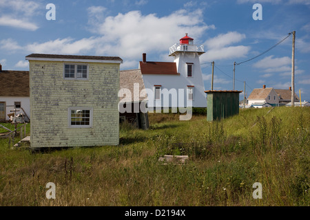 Il Rustico Faro e un vicino derelitti casa in legno, Rustico, Isola del Principe Edoardo Foto Stock