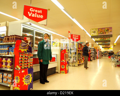 All'interno di un moderno supermercato inglese in Weston super Mare, Inghilterra, con personale, clienti & rifornito ripiani. Gennaio 2013 Foto Stock