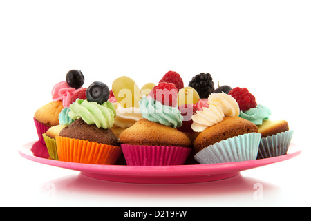 Frutta fresca tortine sulla piastra rosa isolate su sfondo bianco Foto Stock