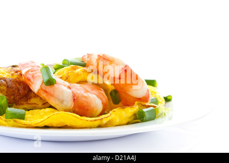 Frittata con gamberi cotti e verdi su sfondo bianco Foto Stock