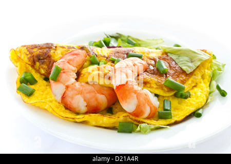 Frittata con gamberi cotti e verdi su sfondo bianco Foto Stock