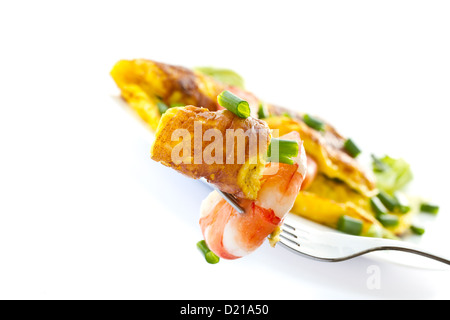 Frittata con gamberi cotti e verdi su sfondo bianco Foto Stock