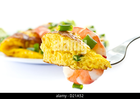 Frittata con gamberi cotti e verdi su sfondo bianco Foto Stock