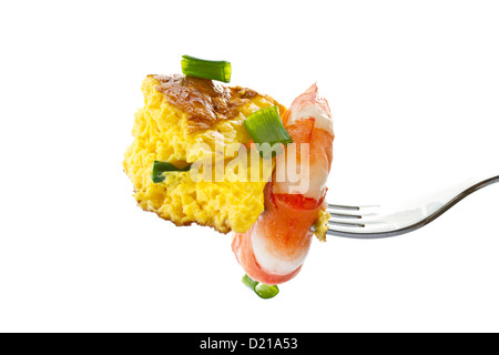 Frittata con gamberi cotti e verdi su sfondo bianco Foto Stock