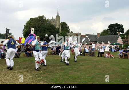 Morris uomini ballerini in un villaggio tradizionale sagra nel Suffolk villaggio di Cavendish Foto Stock