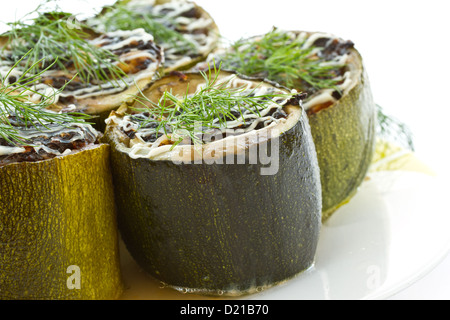 Cotto al forno zucchine ripiene con Foto Stock