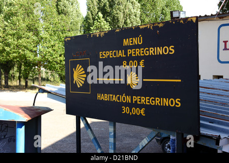 Segno che offre un alloggio e cibo per i pellegrini sulla Via di San Giacomo a Sanabria , Spagna Foto Stock