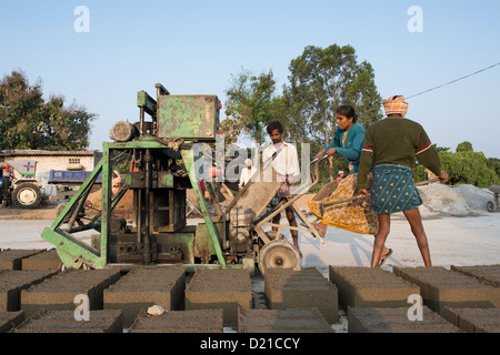 Popolo Indiano rendendo i blocchi di calcestruzzo. Andhra Pradesh, India Foto Stock