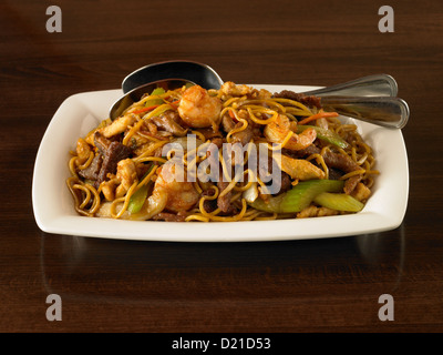 Carni bovine Carni suine gamberetti Chow Mein Foto Stock