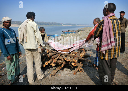 Un rituale di cremazione sulle rive del Gange. Foto Stock