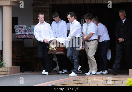 PORT SHEPSTONE, SUD AFRICA: Pallbearers portando la bara di Burry Stander presso i coloni norvegesi chiesa su gennaio 10, 2013 in Port Shepstone, Sud Africa. Burry fu messo a riposare su una fattoria a gestione familiare. Burry è stato investito da un taxi mentre sono fuori per un corso di formazione di corsa, ha sofferto una grave trauma cranico e la rottura di un collo, è stato ucciso a impatto. Il conducente del taxi è stato accusato di omicidio colposo. (Foto di Gallo Immagini / Foto 24 / Felix Dlangamandla) Foto Stock