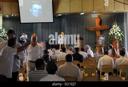 PORT SHEPSTONE, SUD AFRICA: familiari e parenti di Burry Stander presso i coloni norvegesi chiesa su gennaio 10, 2013 in Port Shepstone, Sud Africa. Burry fu messo a riposare su una fattoria a gestione familiare. Burry è stato investito da un taxi mentre sono fuori per un corso di formazione di corsa, ha sofferto una grave trauma cranico e la rottura di un collo, è stato ucciso a impatto. Il conducente del taxi è stato accusato di omicidio colposo. (Foto di Gallo Immagini / Foto 24 / Felix Dlangamandla) Foto Stock