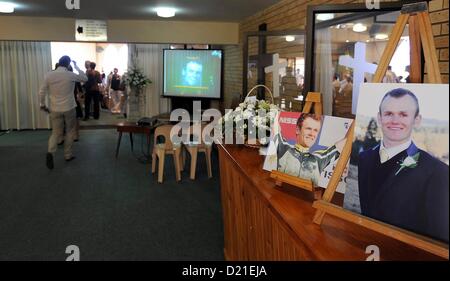 PORT SHEPSTONE, SUD AFRICA: la famiglia e gli amici di Burry Stander presso i coloni norvegesi Chiesa per l'atleta olimpico i funerali il 10 gennaio 2013, in Port Shepstone, Sud Africa. Burry fu messo a riposare su una fattoria a gestione familiare. Burry è stato investito da un taxi mentre sono fuori per un corso di formazione di corsa, ha sofferto una grave trauma cranico e la rottura di un collo, è stato ucciso a impatto. Il conducente del taxi è stato accusato di omicidio colposo. (Foto di Gallo Immagini / Foto 24 / Felix Dlangamandla) Foto Stock