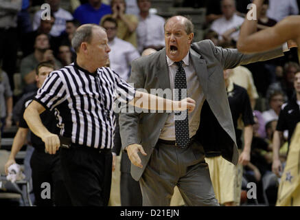 Gen. 10, 2013 - Nashville, TN, Stati Uniti d'America - Vanderbilt Commodores head coach Kevin Stalings ha sostenuto che Noel non ha battuto il tiro orologio come Kentucky sconfitto Vanderbilt 60-58 giovedì 10 gennaio, 2013 a Nashville, TN. Foto di Mark Cornelison | personale (credito Immagine: © Lexington Herald-Leader/ZUMAPRESS.com) Foto Stock