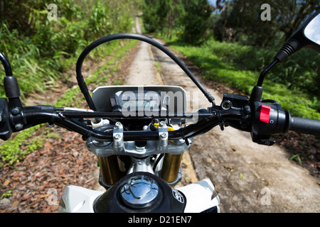 POV di guidare una moto nel nord della Tailandia, Chiang Mai provincia Foto Stock